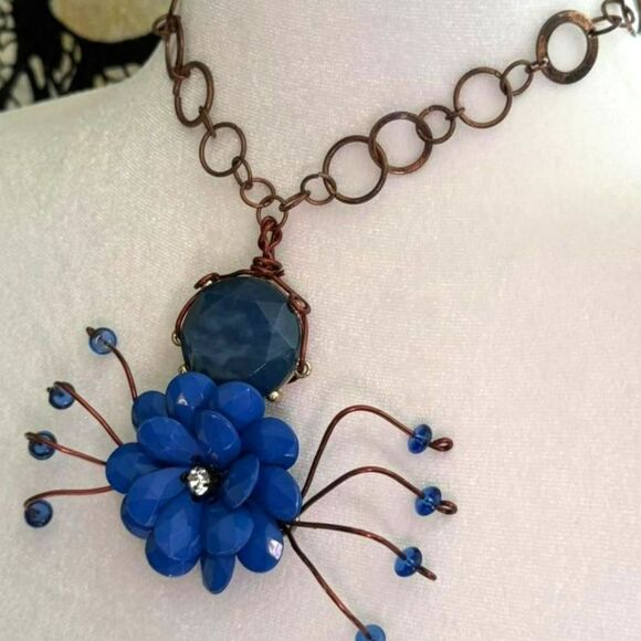 Handmade blue Spider flower necklace - Picture 1 of 4